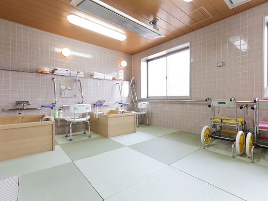 大きな窓のついた浴室