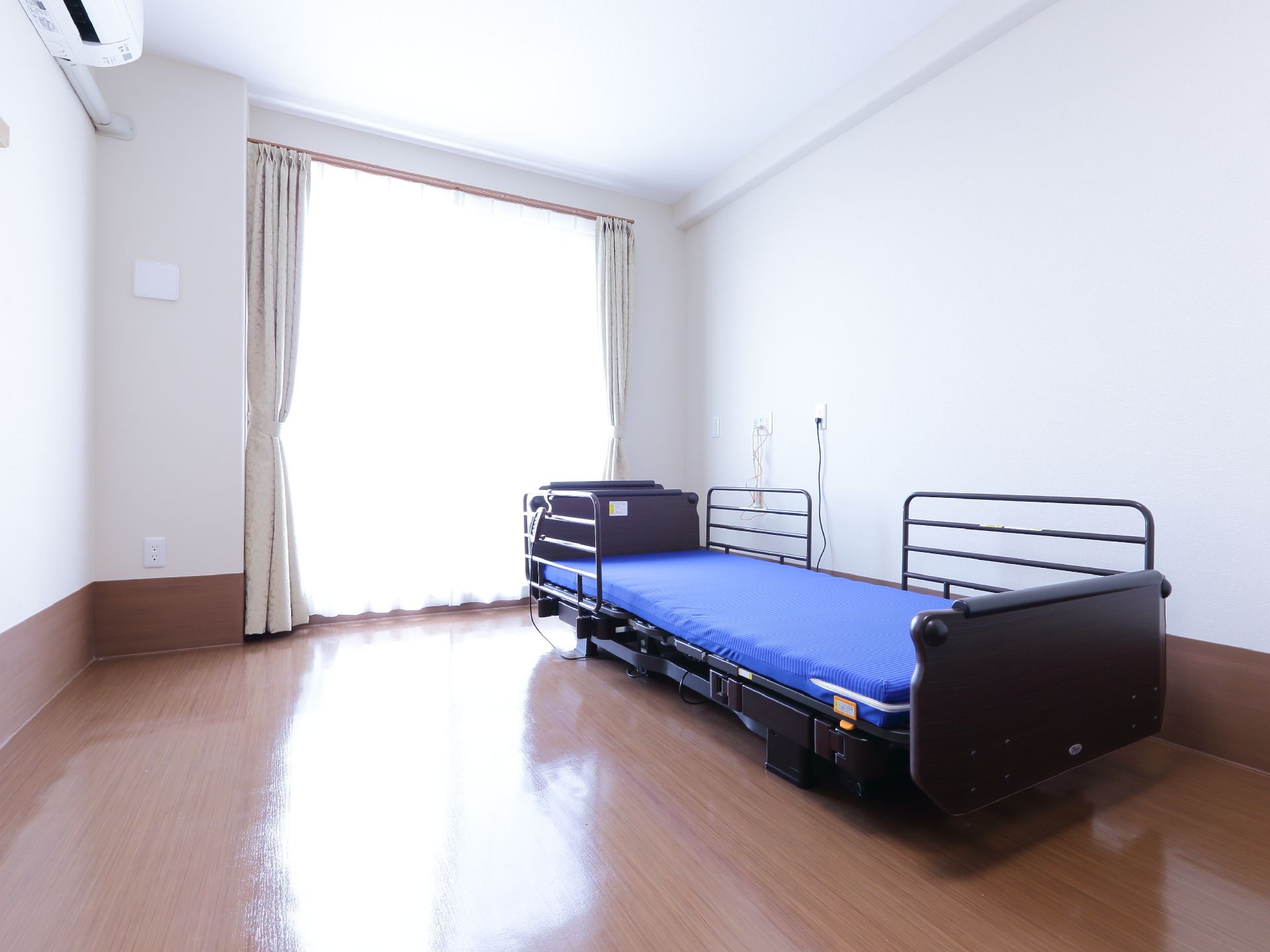1人部屋はかなり広く、窓からは明るい光が差し込んでいる。エアコンが完備されており、季節を問わず快適に過ごすことができる。