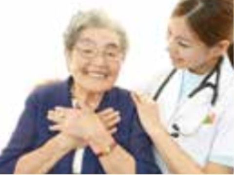 明るい笑顔の高齢者とスタッフ