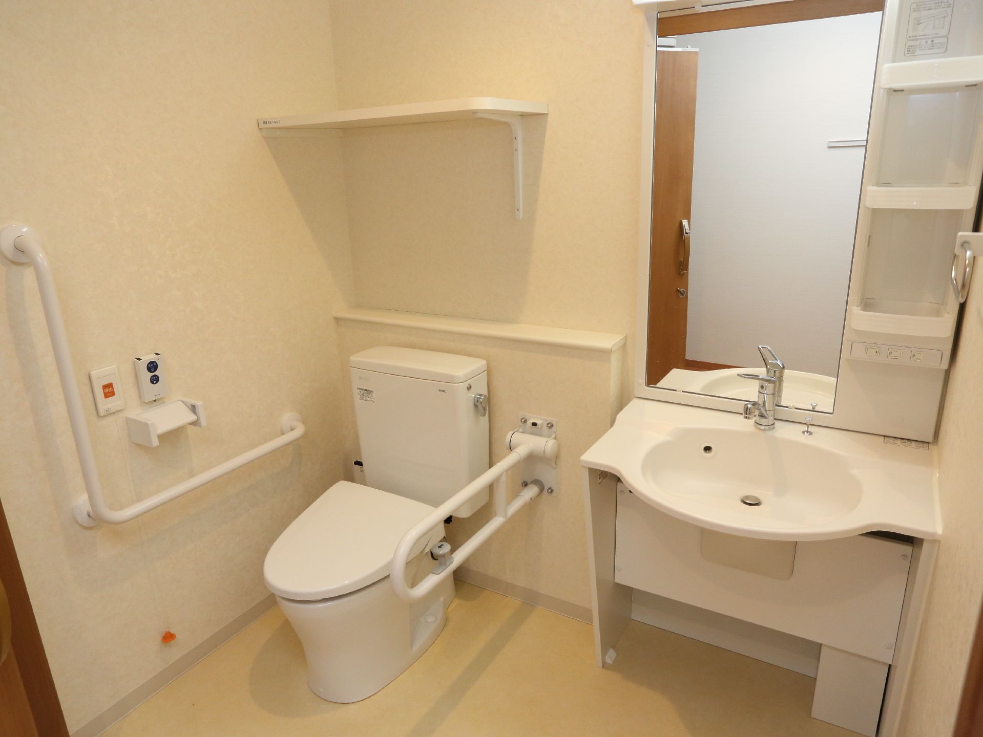 段差のない洗面所内にトイレと洗面台が一体化されている。スペースが広く取ってあるので車椅子でも移動しやすい。