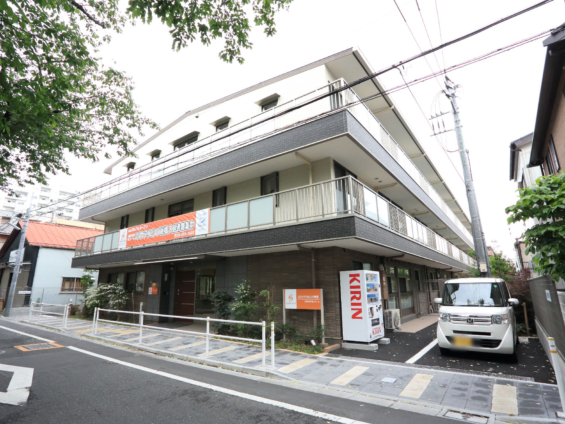 施設の玄関近くには駐車スペースがあり、そこには自動販売機が置かれている。そのため何かを飲みたい時にはすぐに購入する事ができて便利。