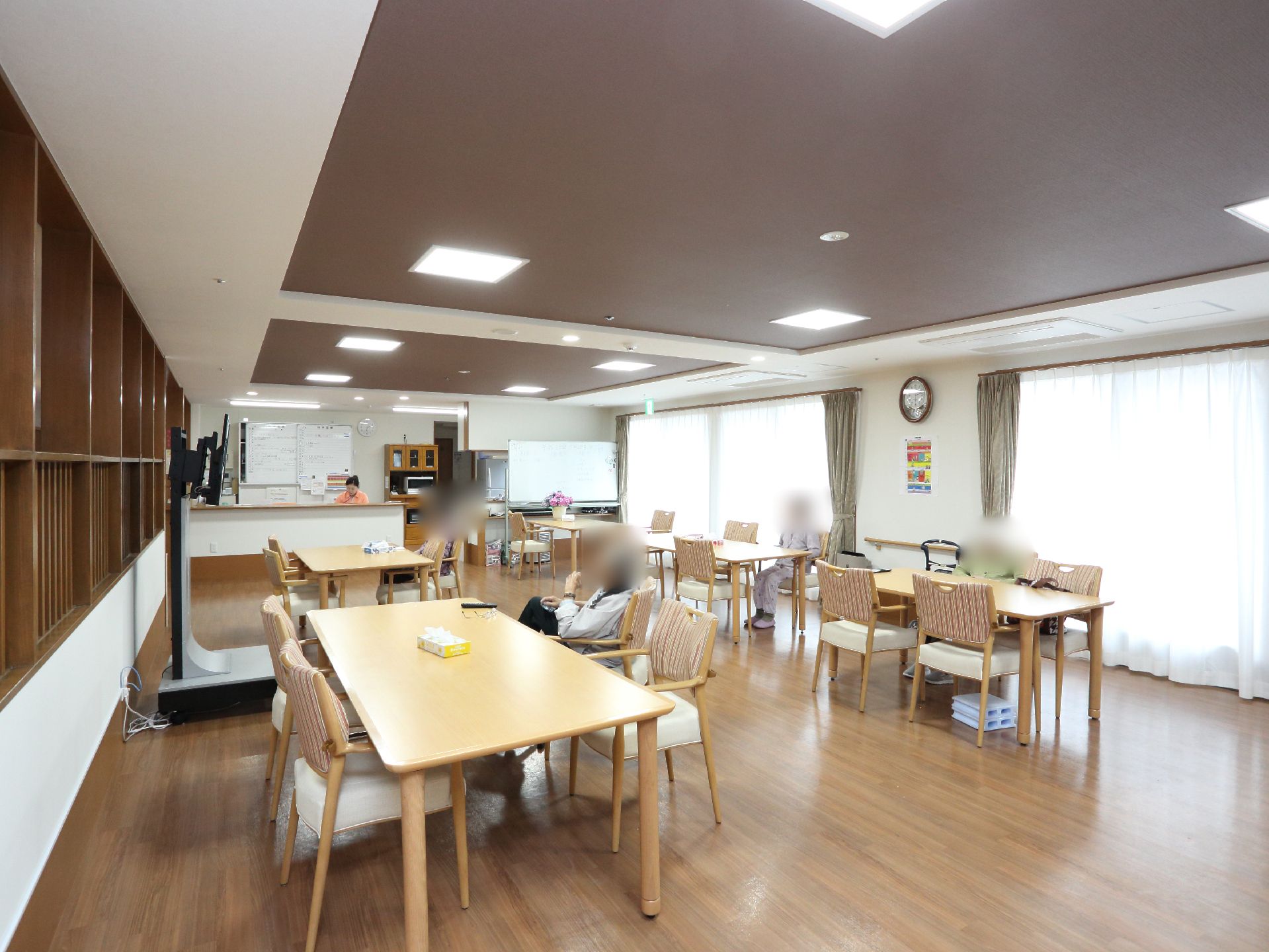 広々とした食堂は居間としても使うことが出来る。食事の後は座ってテレビを見ながらゆっくりと過ごすことが出来る。
