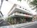 建物は3階建てで道路に面した場所に建っている。出入り口上部にはベランダを兼ねている屋根がついているので雨の日でも楽に出入りできる。