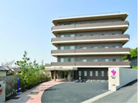 駐車場から玄関まで、段差のないバリアフリーとなっている施設