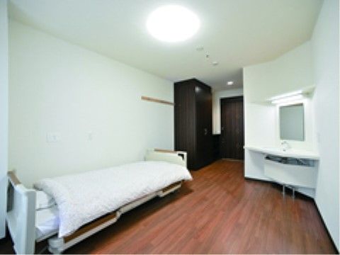 居室の収納庫の左側には木製の受け板にフックが付けられており、入居者様の洋服などをハンガーで掛けることができる。