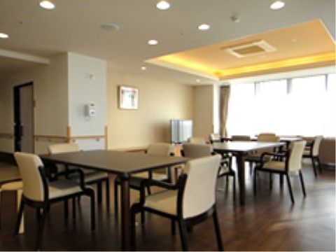 窓際と手前側の柱の角には、オレンジ色で軟質素材のクッションが設置されており、入居者様の安全が考慮されている。