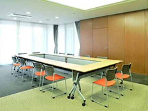 交流スペースの窓際には天掛せ式のエアコンが設置されており、夏場の熱気などを調整した空気で防ぐことが可能である。