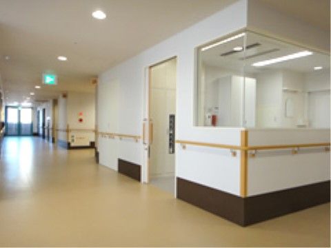 共用廊下に併設された受付は大判の透明ガラスが設置されているため、入居者様は中の様子を伺い知ることができる。