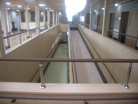 １階と２階の間はスロープによってつなげられ、周囲には手すりが設けられている。車椅子での移動によって機能訓練ができるようになっている。