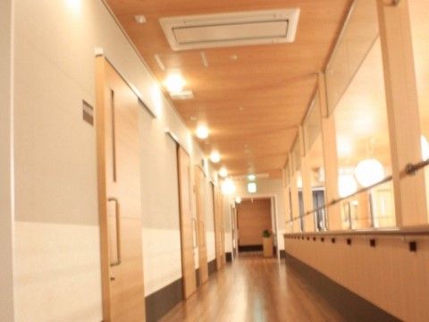 廊下の幅は十分に広く、壁には手すりが設けられているので安全に通行できる。壁には引き戸が並び各部屋が区切られている。