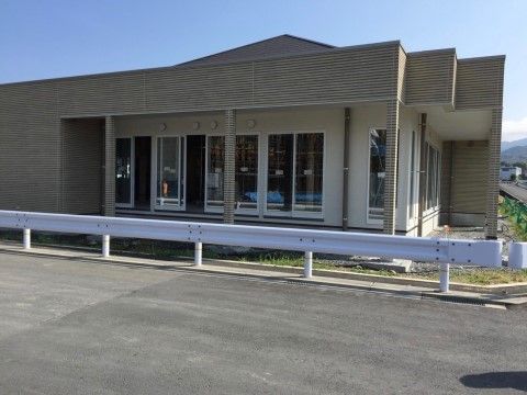 施設の建物は平屋建てで壁の色は白色およびベージュ基調である。壁面にはガラス引き戸が並び、屋根付きの屋外スペースが設けられている。