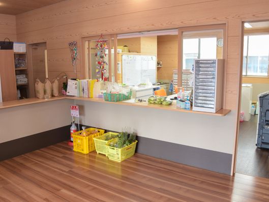 毎週開催の「朝市」