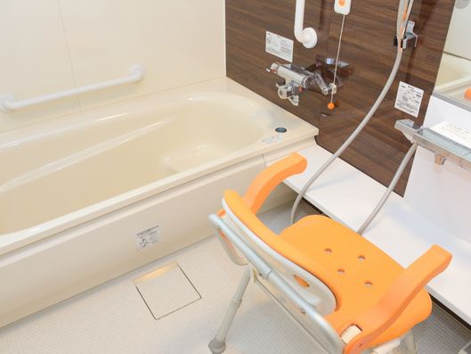 手すりのついた浴室