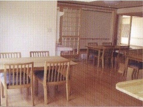 グループホーム愛らんどのリビング。大勢の入居者様と毎日賑やかにできたての美味しいお食事をいただいております。