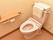広い空間が確保されたトイレは洋式で、楽に座れるように背もたれが取り付けられている。困ったときのために呼び鈴が設置されている。