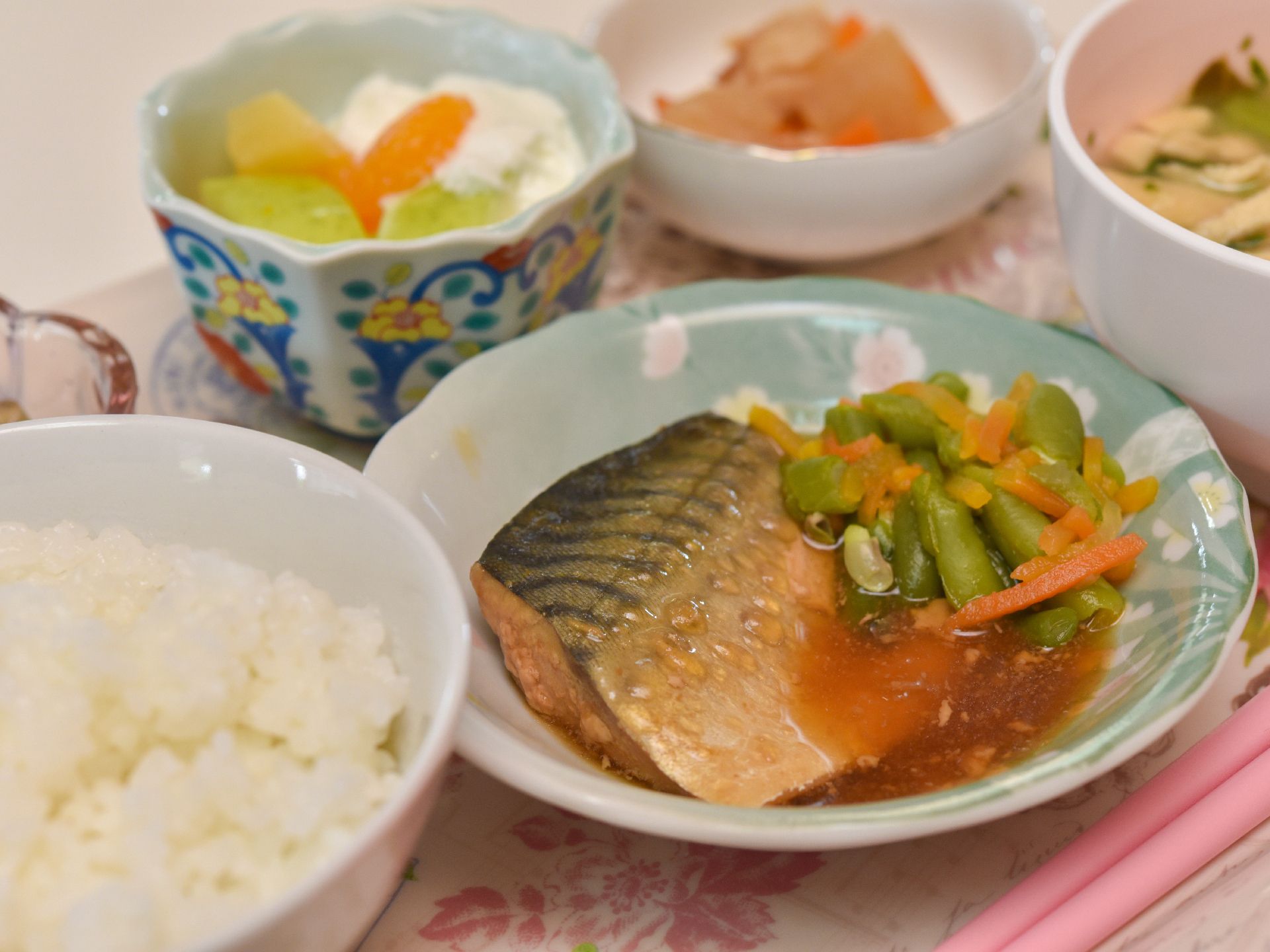 入居者様が食事を楽しめるよう彩りを考えて提供している。野菜不足にならないよう野菜を多くしようしている。