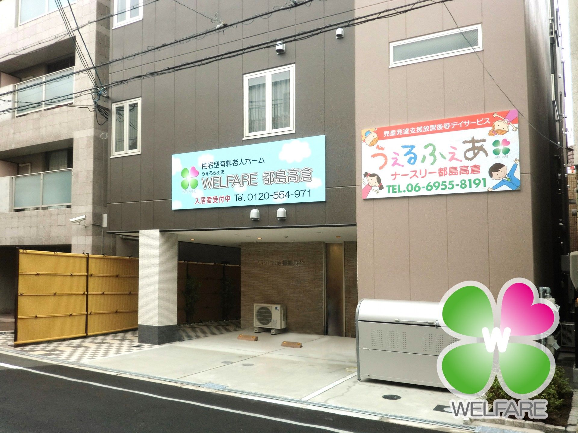 大きなガラス製の自動ドアのある、屋根付きの施設の玄関