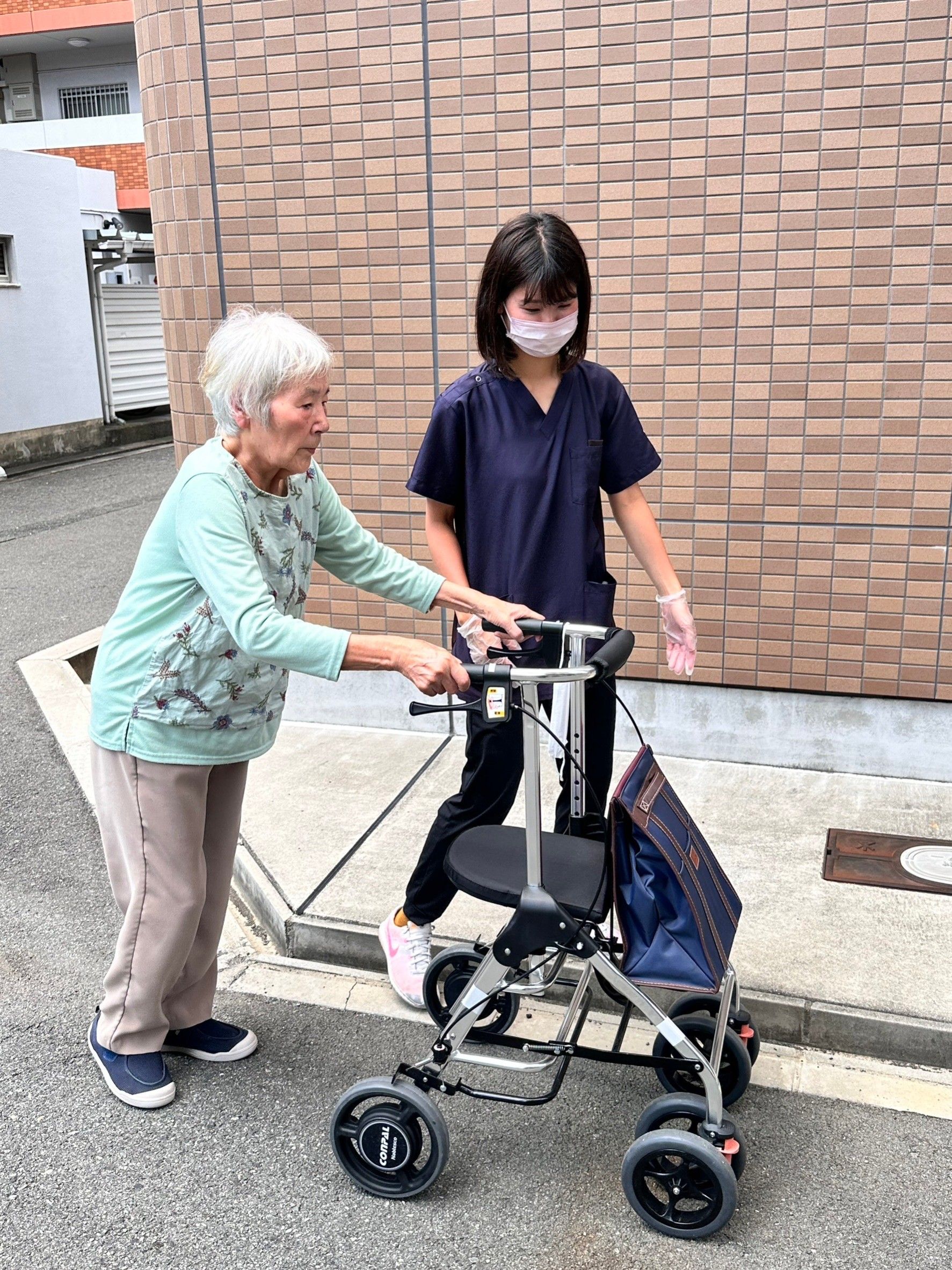 壁に手すりが設置されたスペースに置かれたテーブルと椅子