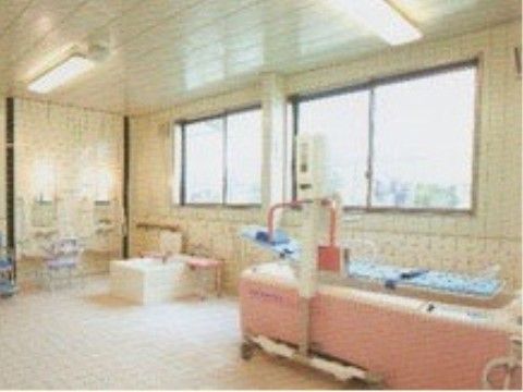 浴室はタイル張りで大きな窓がある。一般浴槽のほか介護用の機械浴槽も設置され、壁には鏡とシャワー設備が設けられている。