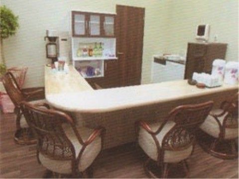 ドリンクバーにはカウンターテーブルがあり、手すり付きの椅子が置かれている。棚には洋酒などの瓶が並んでいる。