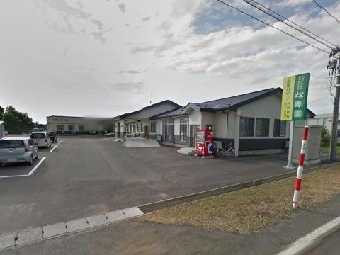 建物前の駐車スペースが広くとられている、平屋建ての施設