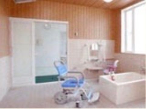 個浴用浴室は浴室用の車椅子が用意されている。洗い場が広く取られており、サポートの方が一緒でもゆとりがある。