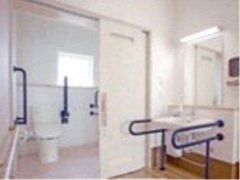 トイレは車椅子をご利用の方もゆったりと出入りできる入口幅と、室内スペースを確保している。洗面台には手すりを設置している。