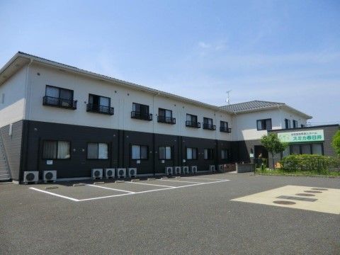 「住宅型有料老人ホーム スミカ春日井」の外観。白黒の２トーンカラーでの綺麗な建物が目印。