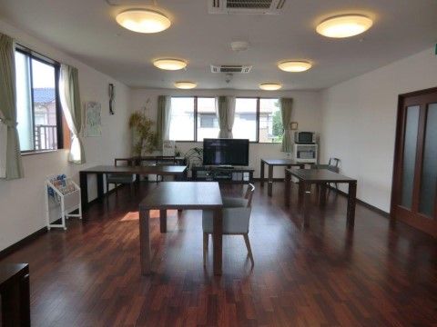 「住宅型有料老人ホーム スミカ春日井」のリビング。お食事をしながら、ご入居者様と一緒に談話ができる。