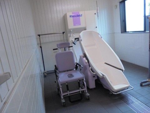 「住宅型有料老人ホーム スミカ春日井」の介護浴槽。特別介護が必要な方も、安心、安全でご入浴ができる。