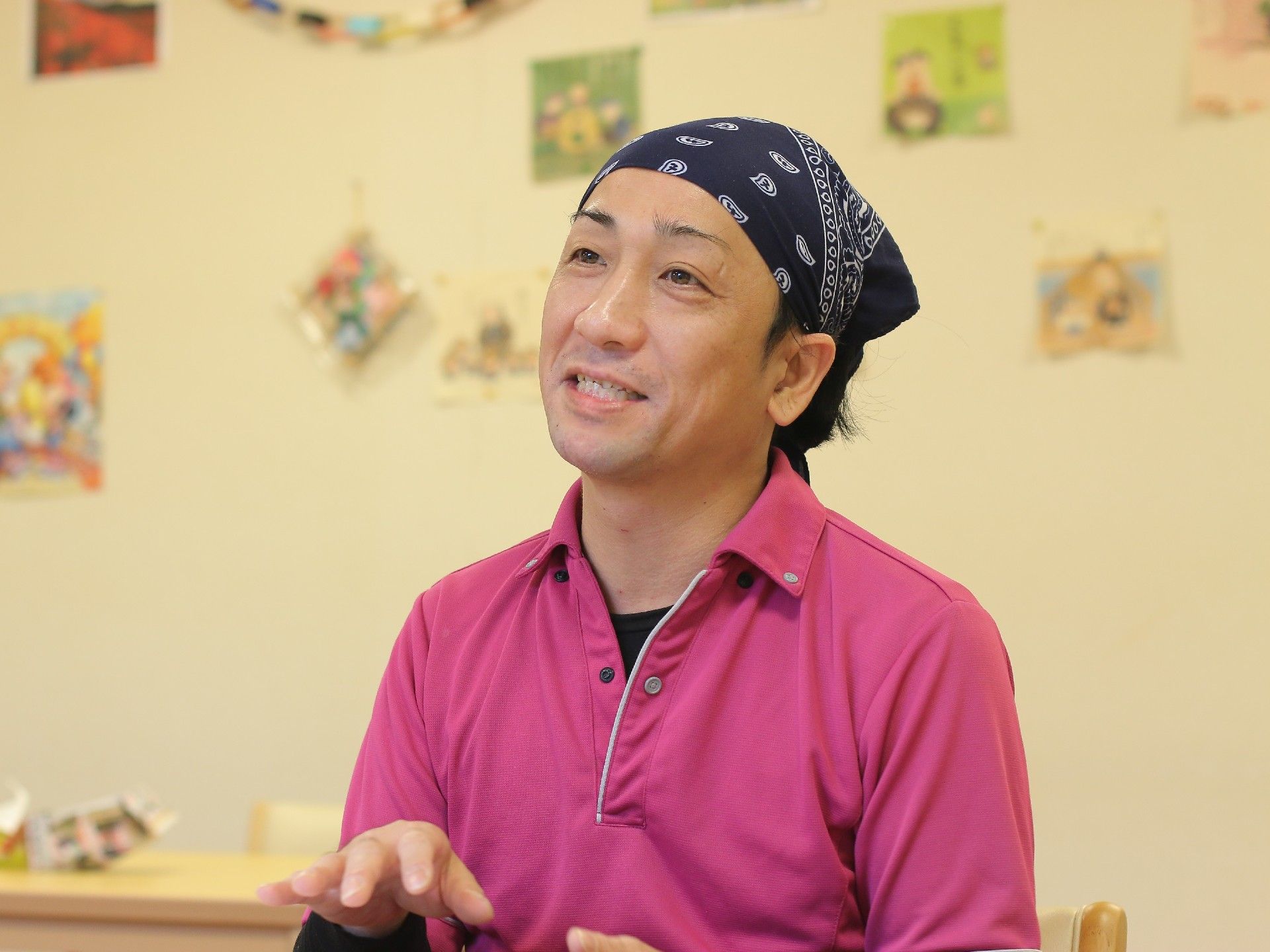 男性スタッフが誰かに向かって話している様子