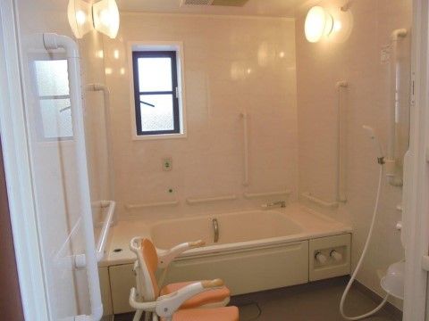 白を基調とした清潔感のある浴室には座ったままで体を洗うことができる椅子や安全にご入浴いただける手すりを完備している。