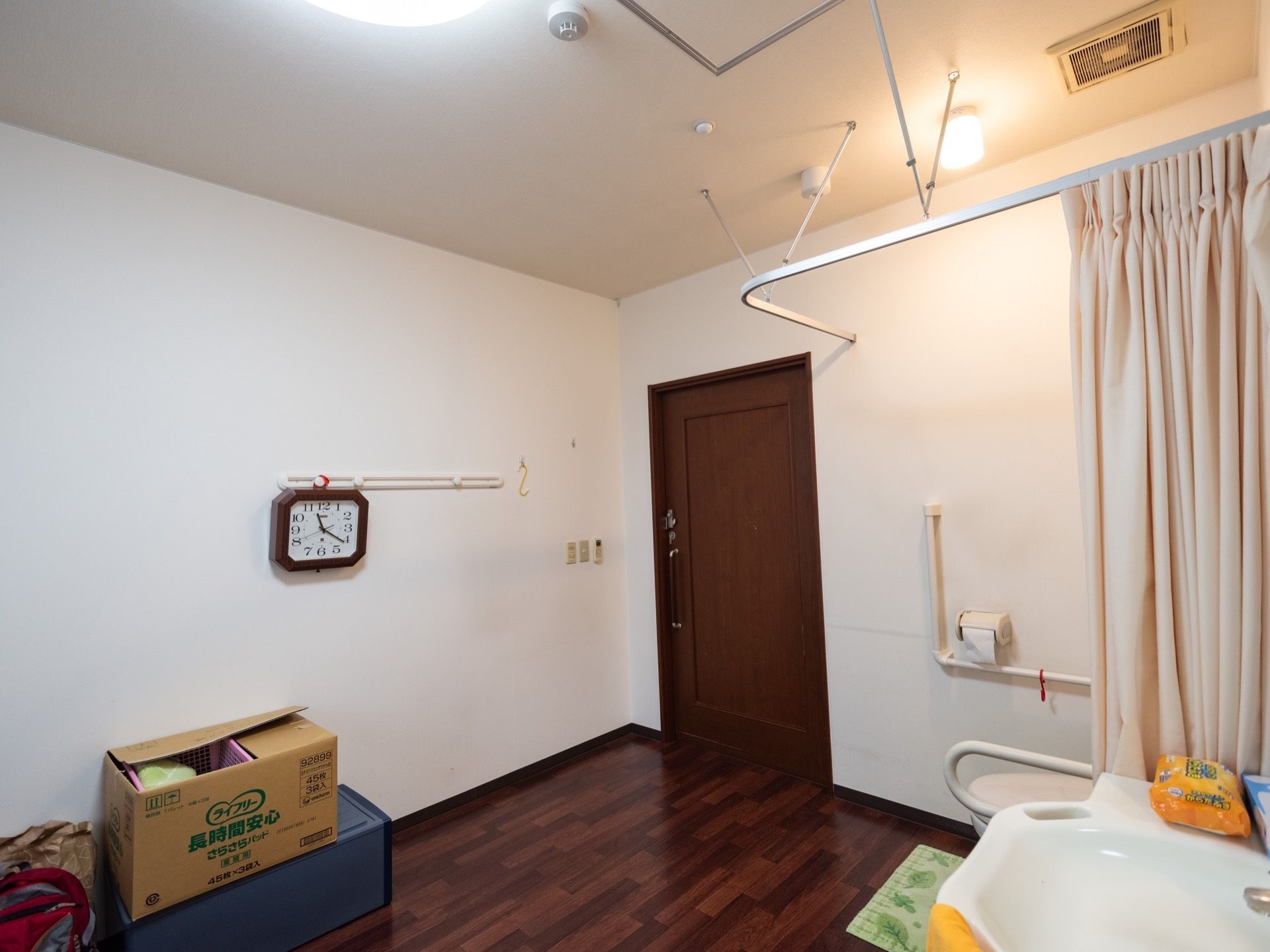 カーテンで仕切られたトイレと洗面台が設置された居室
