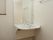 洗面台はシャワードレッサーである。薄型で、洗面トイレを広くしてくれて明るい照明が取り付けられている。