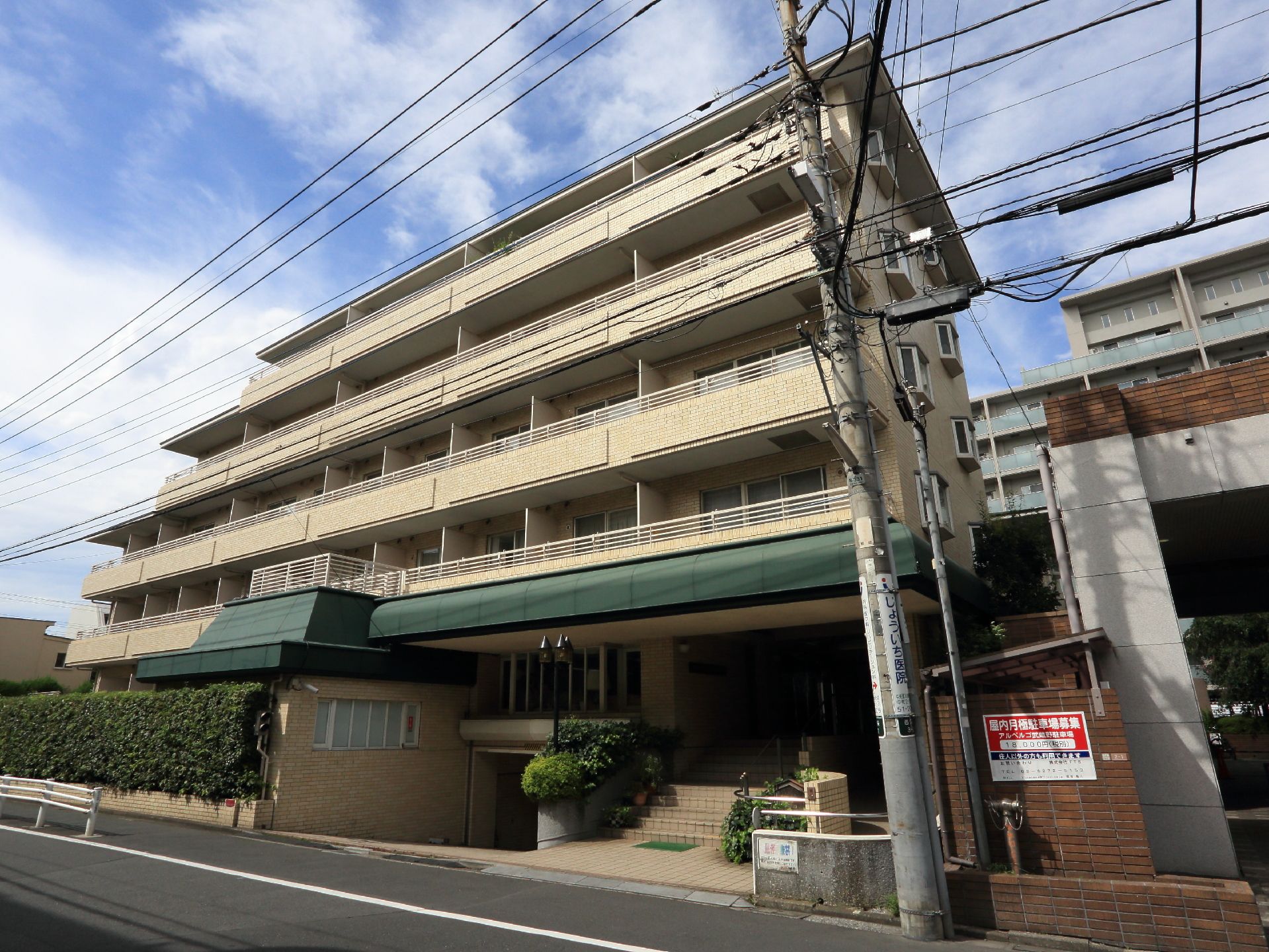 外観の壁はベージュ、屋根は緑色の2色使いの建物になっている。各部屋のベランダには洗濯物は干せるようになっている。