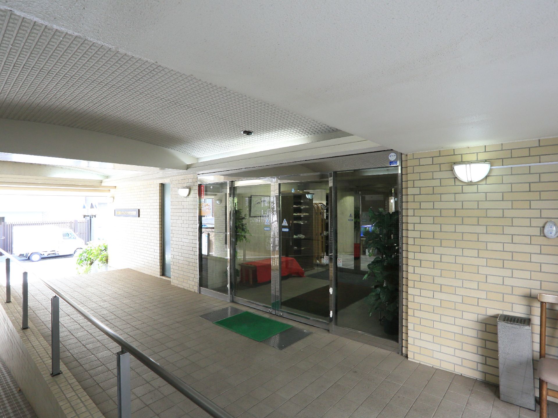 入口がある場所は外から直接見えない場所にあり、プライバシーが守られる。自動扉になっており、車いすでの出入りもスムーズにできる。