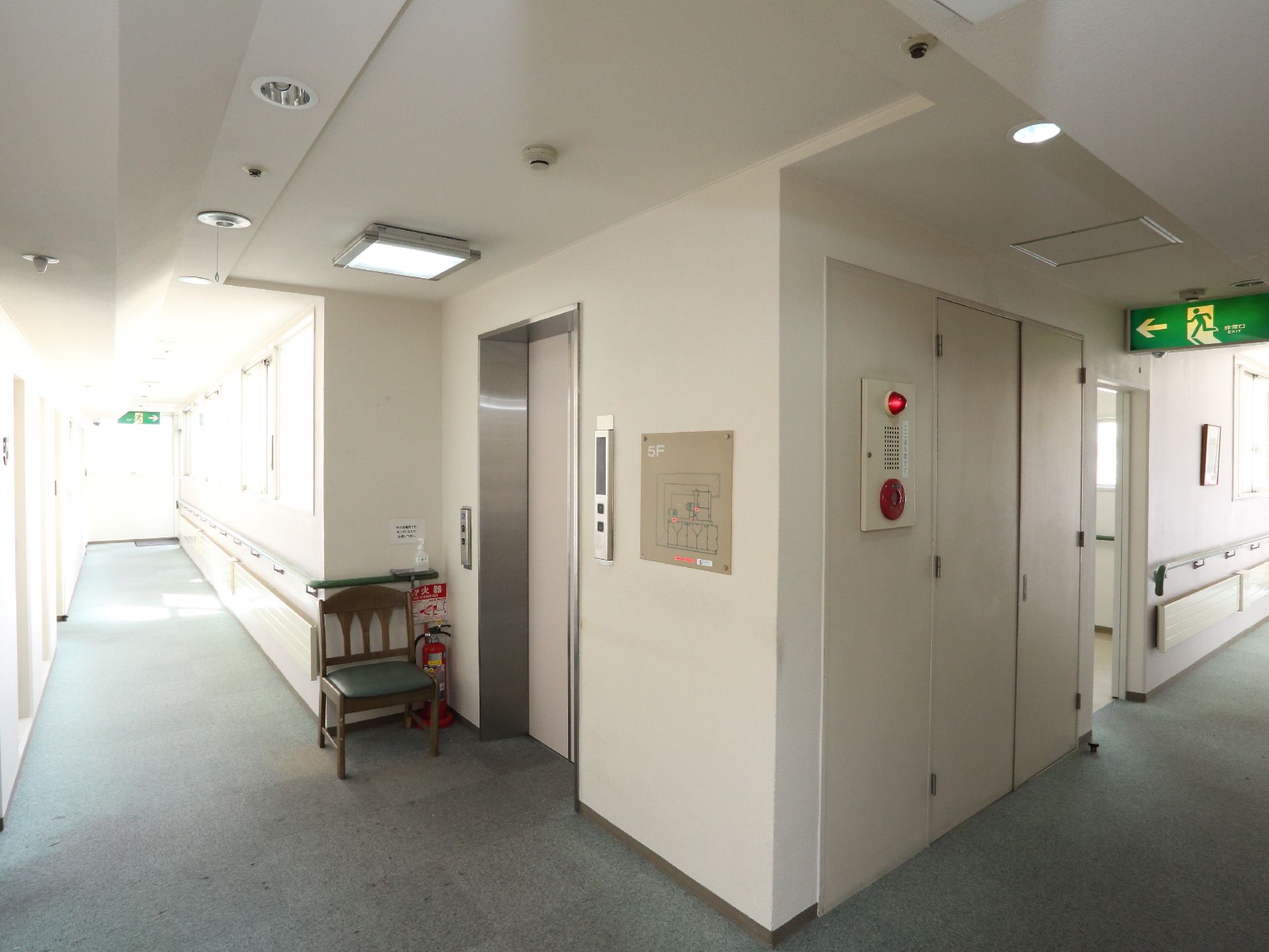 エレベーター周辺の廊下には手すりが付いている。その前には、椅子が設けられており、待ってる間座っていることができる。