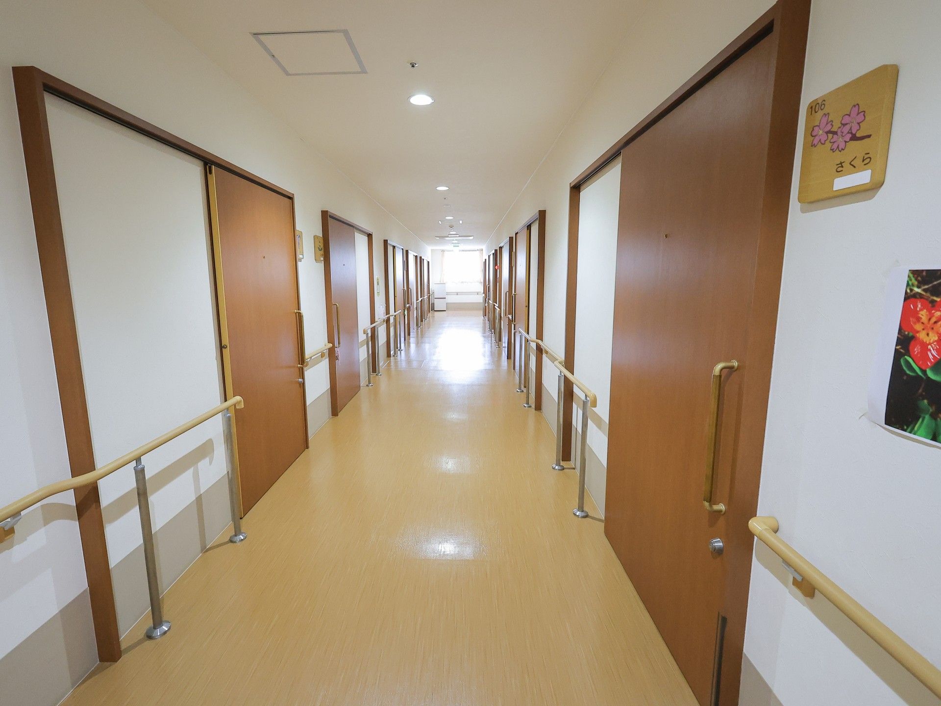 明るく広々とした廊下