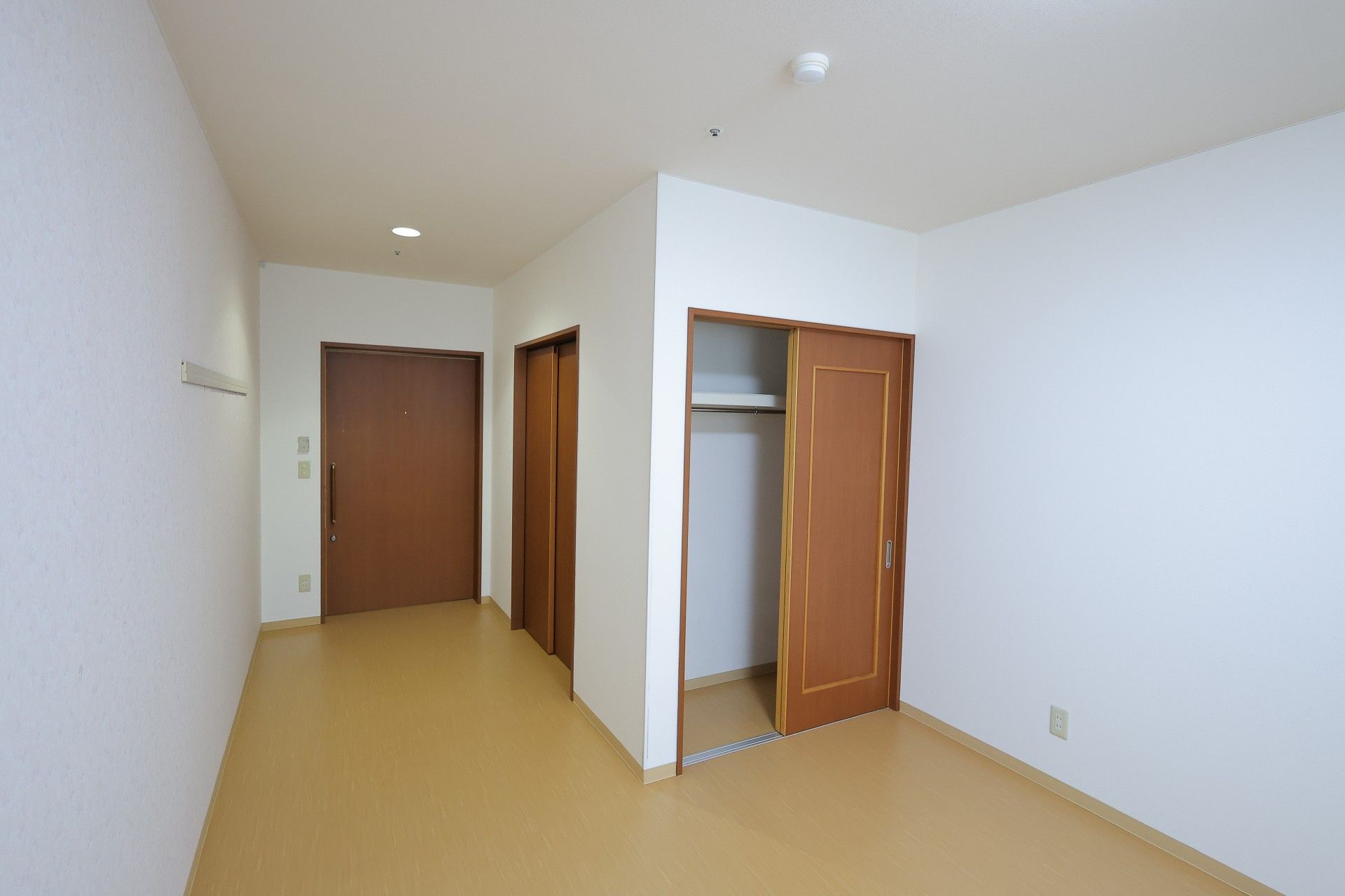 居室の扉と廊下