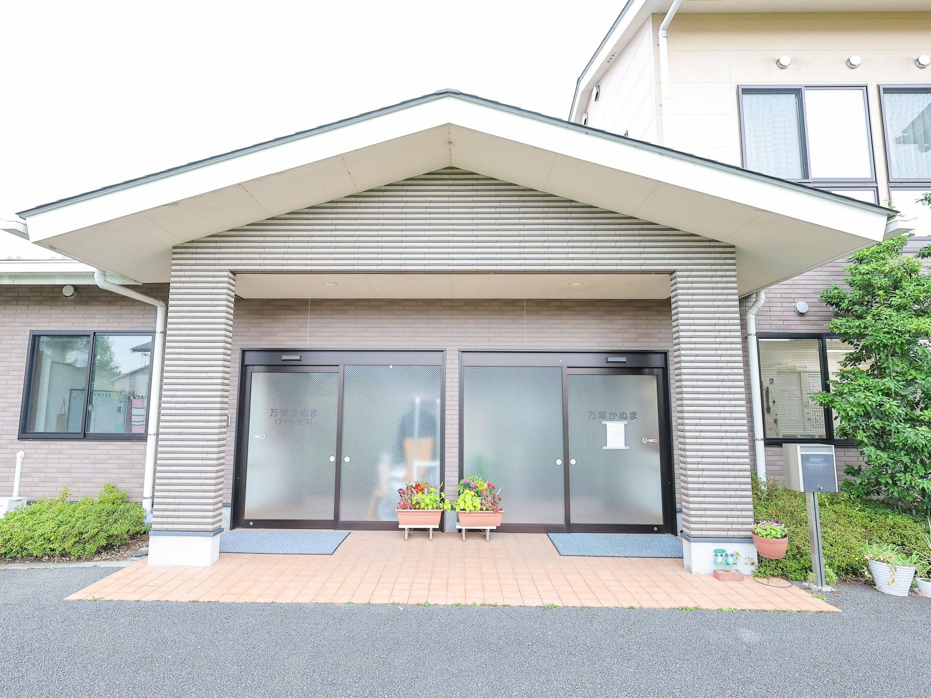 明るいエントランスの施設