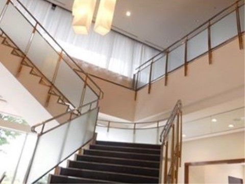 直方体でユニークな照明がある階段が設置されており、エレベーターのほかに移動手段として使用することが可能である。