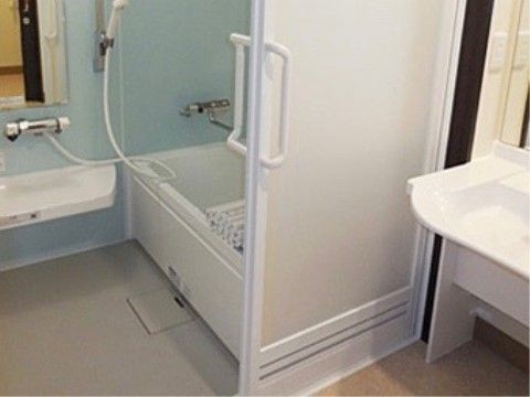 浴室のスライド式のドアは半透明の樹脂板が設置されているため、スタッフは入浴中の様子を光加減で確認することができる。