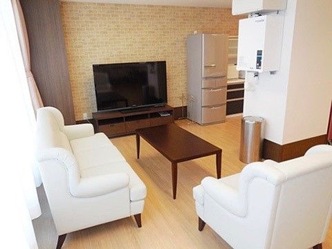 清潔感があるキッチンのスペースにはテレビが設置されており、入居者様は食事をしながら視聴することが可能である。