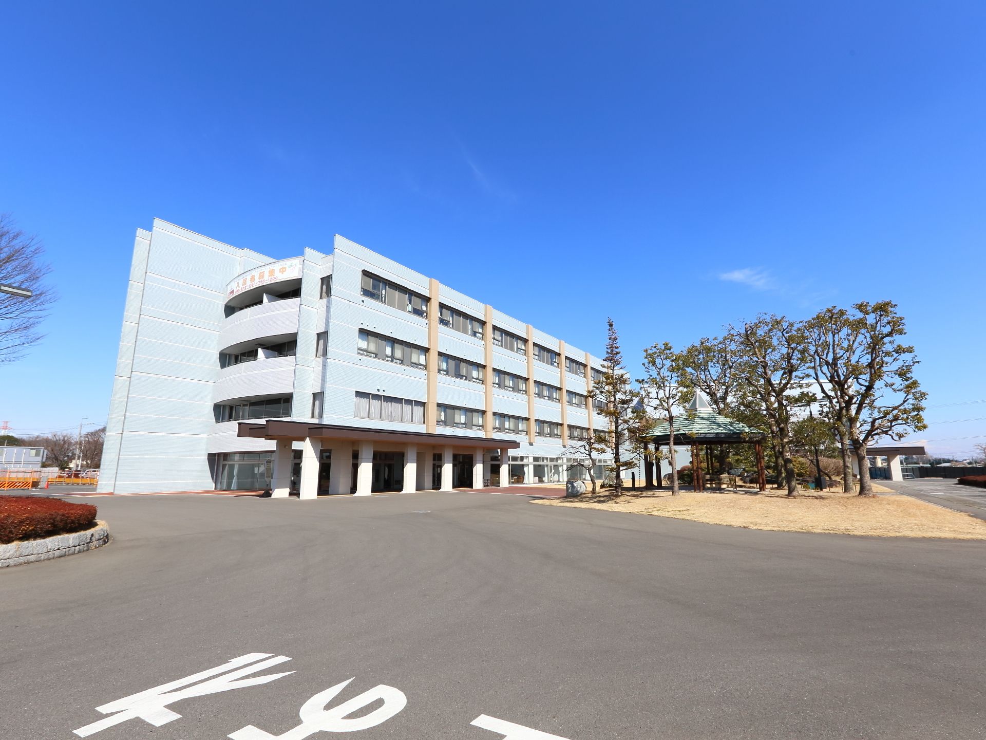 鉄筋コンクリート造りになっている施設の建物には、60名入居ができる。広大な敷地で、施設名の通り緑豊かな庭が設けてある。
