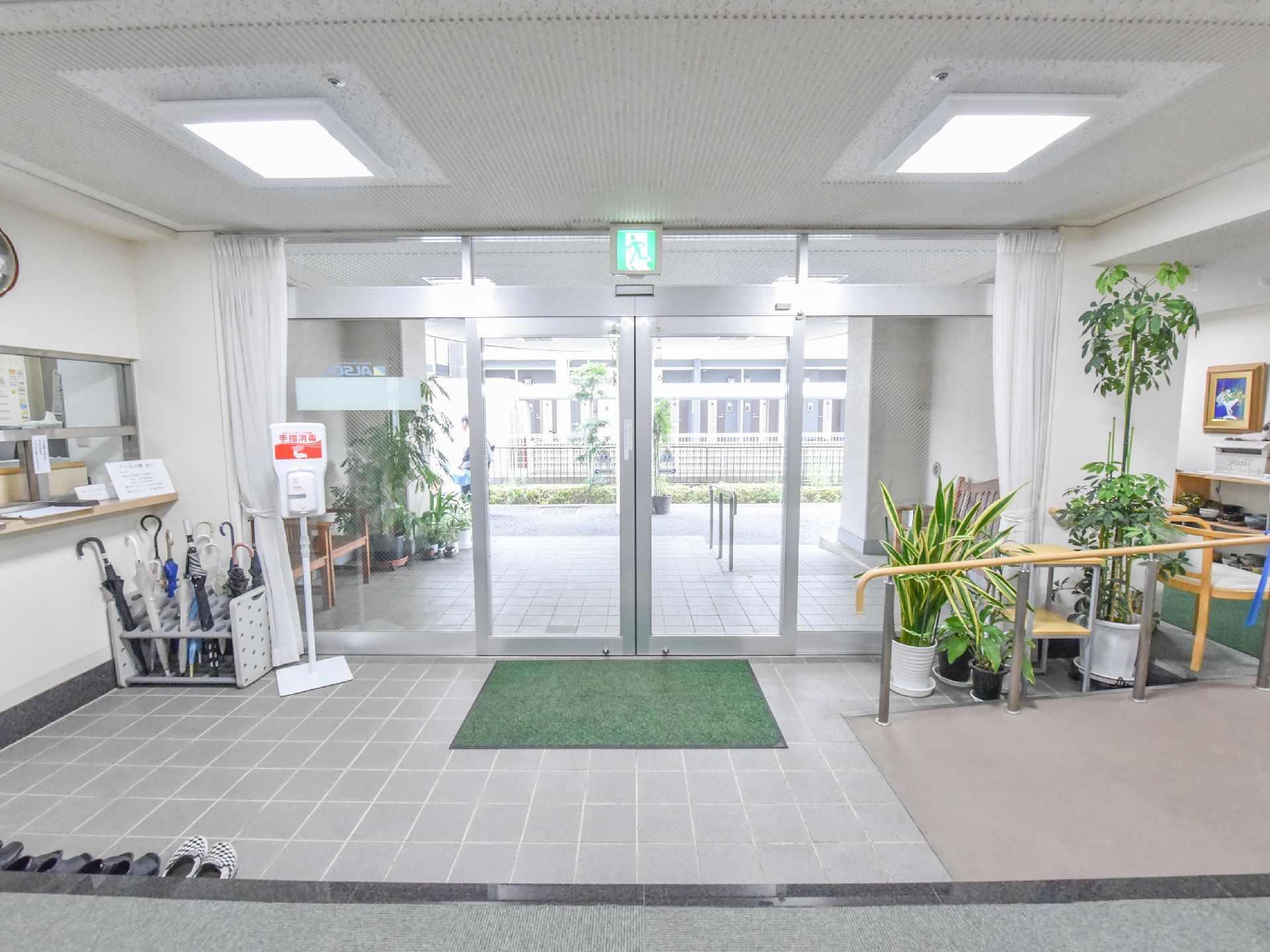 出入り口を入って直ぐに受付がある。その前には傘縦が設置されている。反対側には大小の鉢植えの観葉植物がある。
