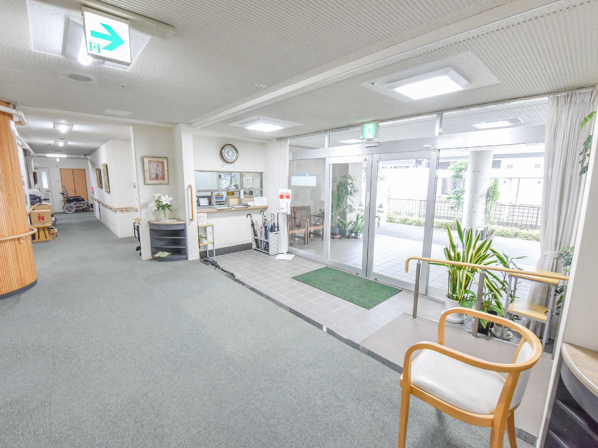 出入り口の自動ドアには夜間の閉鎖時などにカーテンを閉めることができる。入ってすぐ右側に受付けがあり、その上に時計が設置してある。