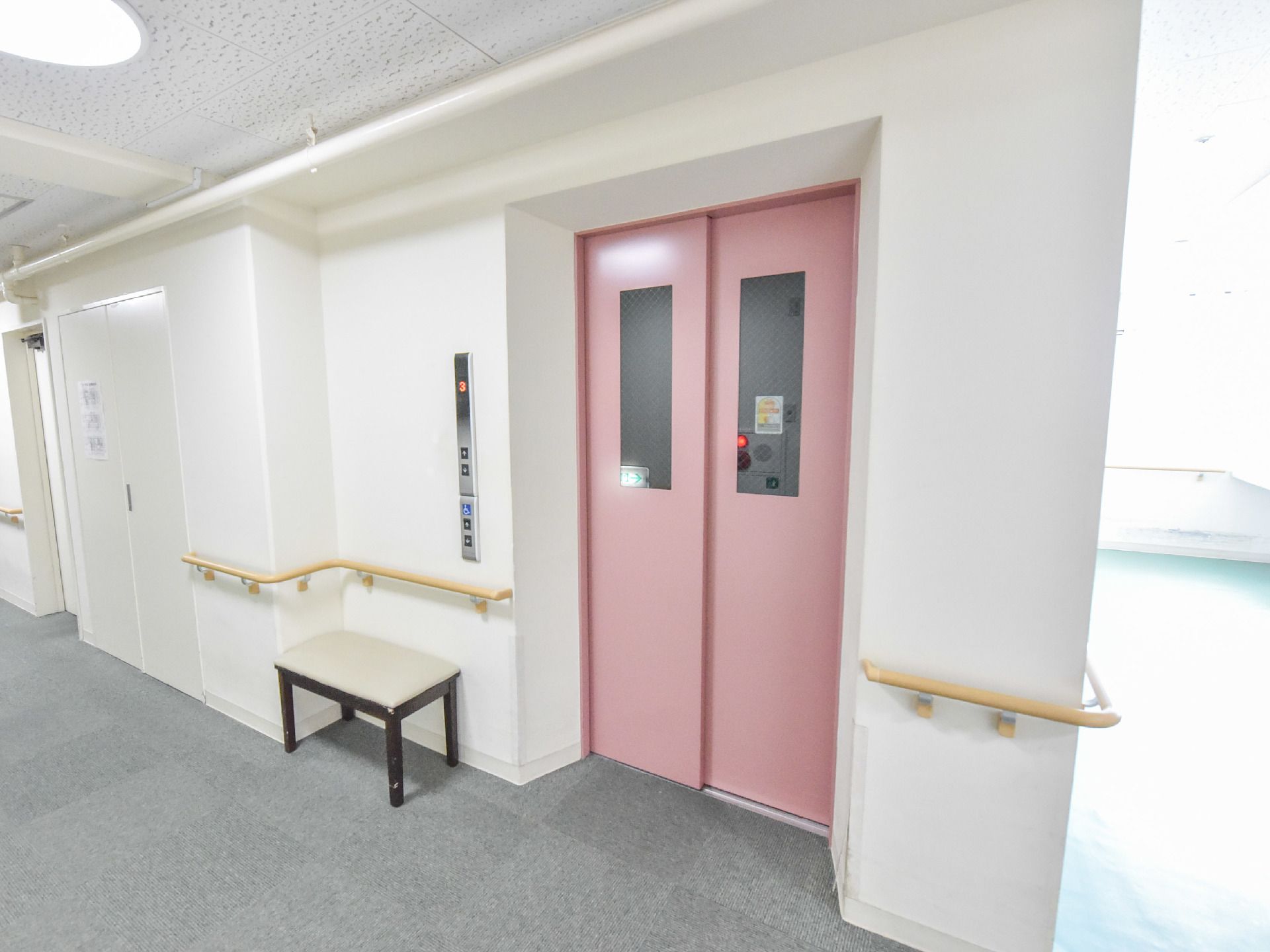 エレベーター室の前には椅子が設置してあるため、入居者が利用する際の待ち時間を腰を掛けて待つことが出来る。