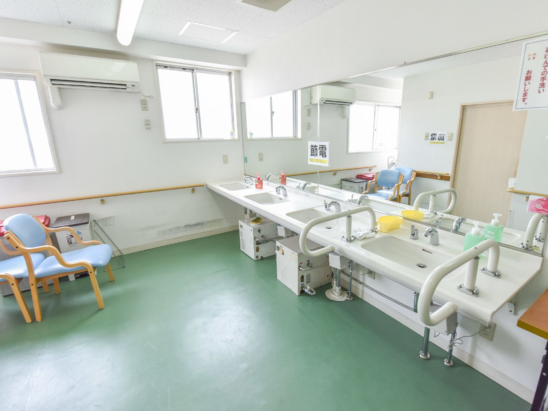 洗面室にはエアコンが設置されており、常時室温を快適に保つことが出来る。また、手前側の洗面台には手摺が設置されている。