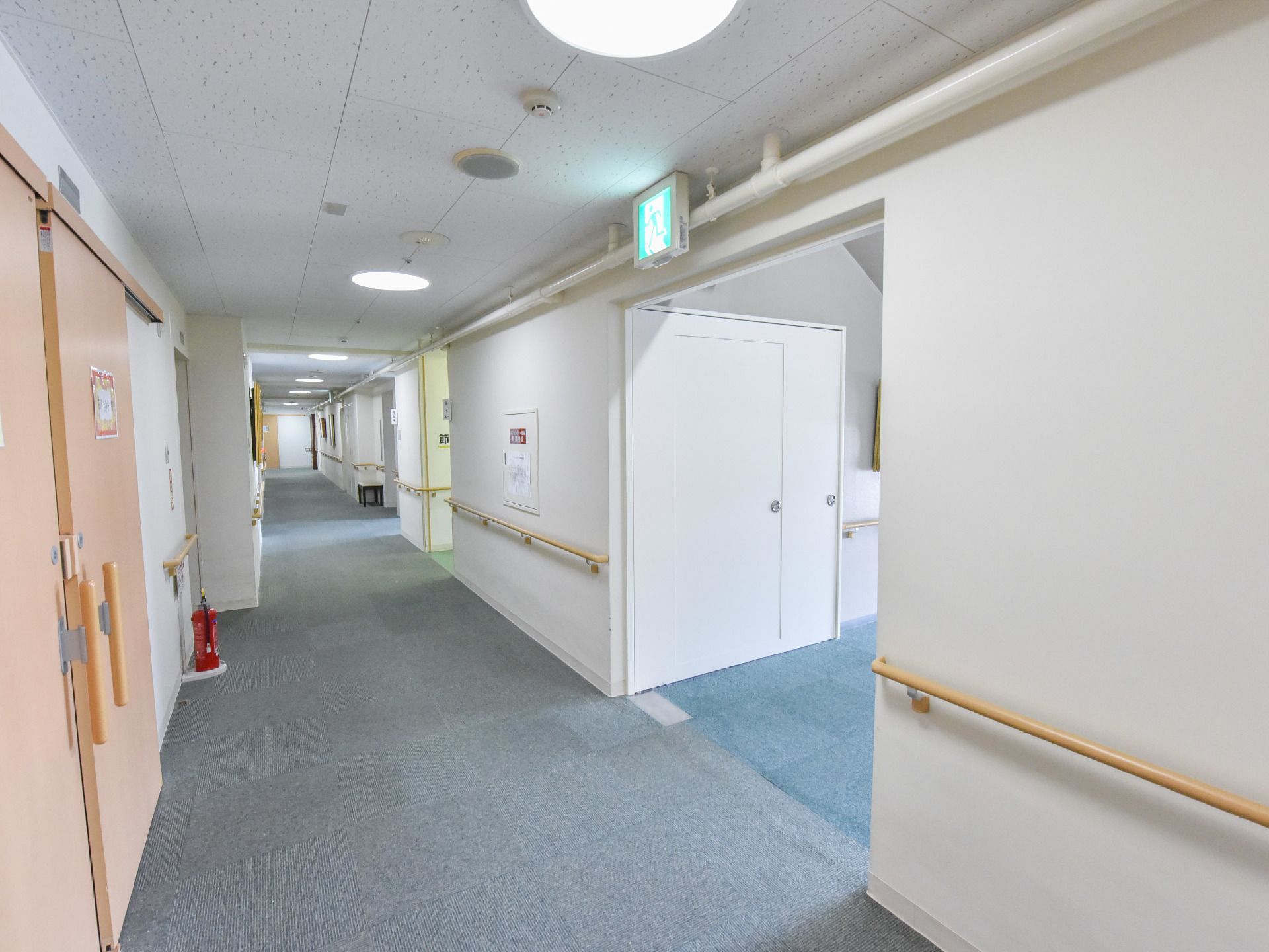 天井には避難経路の表示板が設置されており、万一の火災の際は延焼防止のため金属製の防火扉が設置されている。