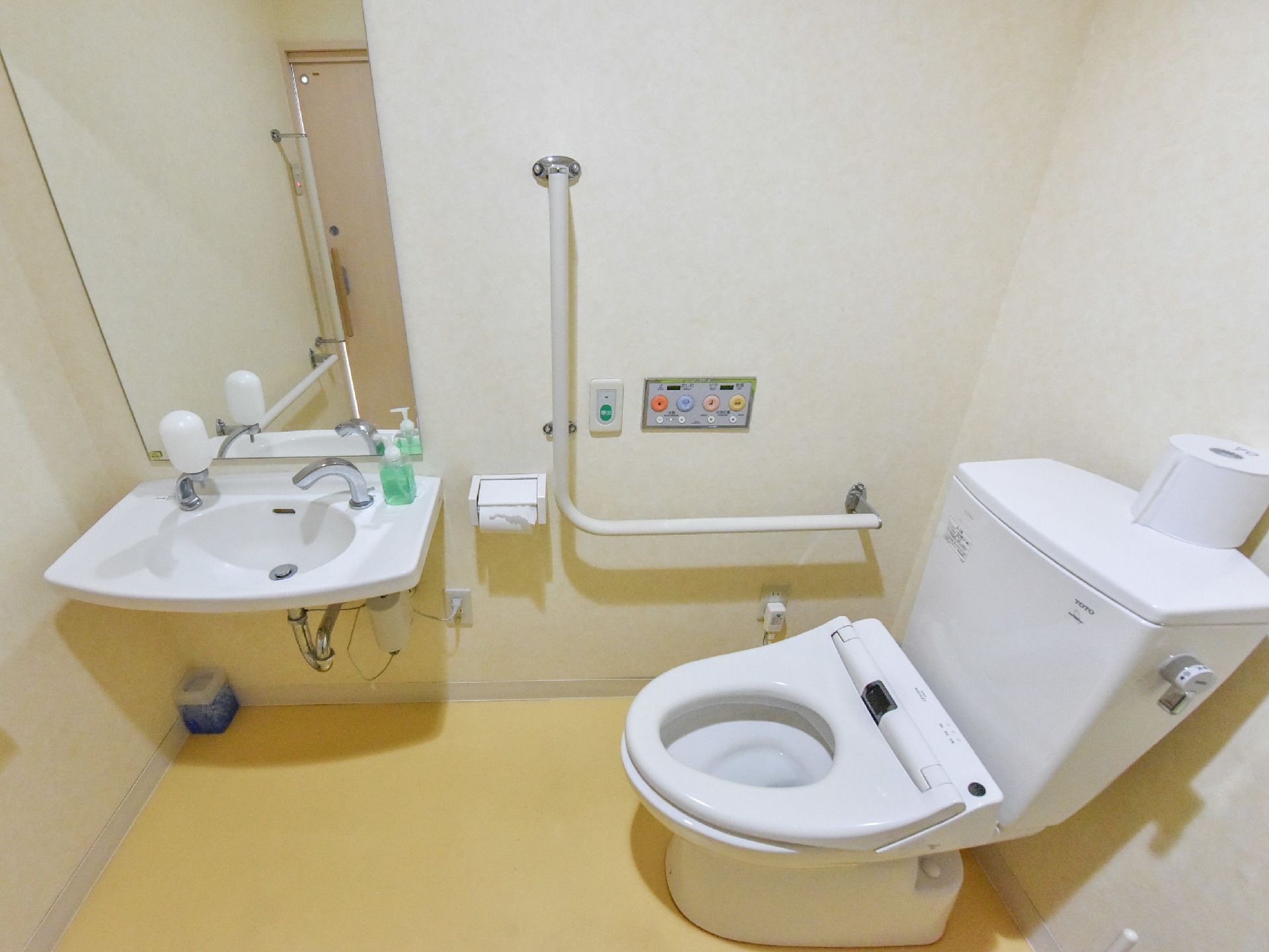 トイレに入ると向かいに洗面台が設置されている。大判の鏡が設置されており手洗いの他、姿見としても使用可能である。